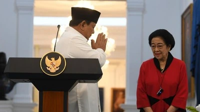 Anggota DPR Fraksi PDIP Aria Bima saat memberikan pernyataan soal posisi PDIP di luar pemerintahan Prabowo