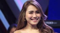 Ayu Ting Ting saat menjelaskan hubungan dekatnya dengan Kevin kepada awak media di Depok Jawa Barat