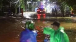 Warga menerobos banjir di Jakarta Selatan akibat hujan sangat lebat berdasarkan peringatan dini BMKG Mei 2026