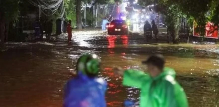 Warga menerobos banjir di Jakarta Selatan akibat hujan sangat lebat berdasarkan peringatan dini BMKG Mei 2026