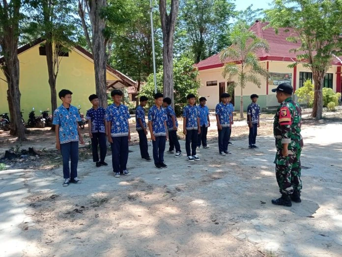 Babinsa Giligenting Latih PBB Siswa SMP, Tanamkan Disiplin dan Nasionalisme