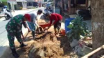 Babinsa Koramil Ambunten Bantu Warga Bangun Rumah, Perkuat Semangat Gotong Royong
