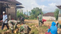Babinsa dan warga membangun pondasi rumah tidak layak huni milik warga di Desa Larangan Barma Sumenep