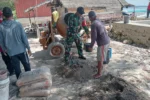 Babinsa Sapeken dan Warga Gotong Royong Bangun Tangkis Laut Cegah Abrasi
