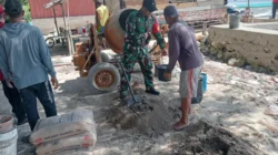 Babinsa Sapeken dan warga Desa Saur Saebus gotong royong membangun tangkis laut cegah abrasi