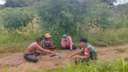 Babinsa Saronggi Serda Faisal dampingi petani Desa Juluk Sumenep untuk memperkuat ketahanan pangan dan meningkatkan produktivitas pertanian