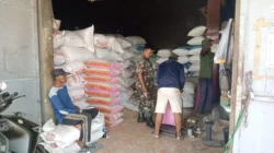 Babinsa Sumenep memantau harga beras di penggilingan padi untuk menjaga stabilitas pangan masyarakat
