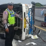 Ban Pecah di Tol Jombang-Mojokerto, Isuzu Elf Rombongan Asal Sampang Terguling dan Lukai 10 Penumpang
