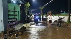Petugas membersihkan lumpur akibat banjir di kawasan Ngaliyan Kota Semarang
