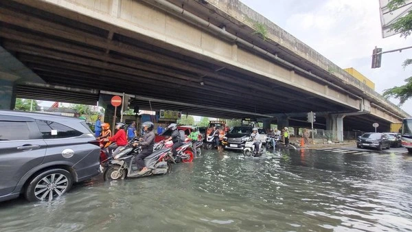 Banjir di Puri Kembangan Jakarta Barat akibat luapan Kali Angke dengan status siaga 2