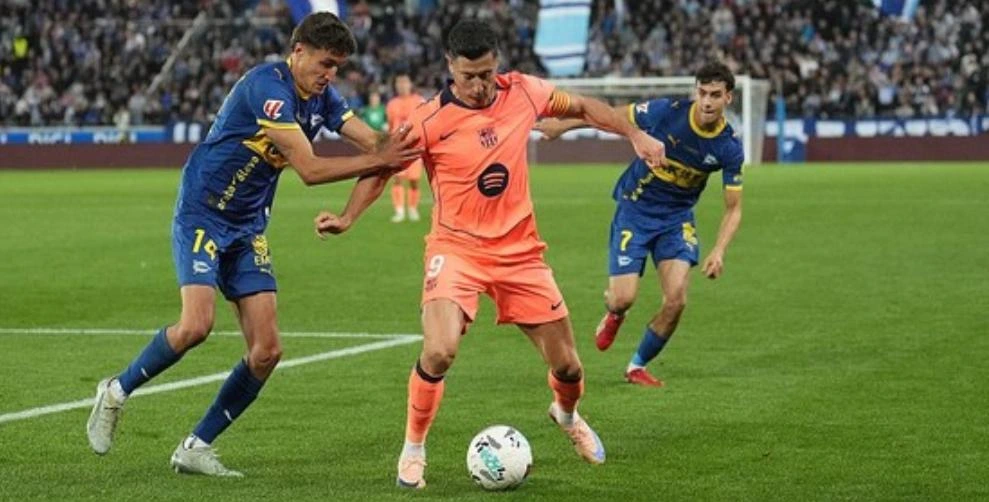 Pemain Deportivo Alaves merayakan gol kemenangan ke gawang Barcelona di laga LaLiga 2025/2026