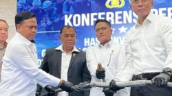 Irjen Nunung Syaifudin memperlihatkan kabel transmisi SUTET 275 kV yang putus penyebab blackout di Sumatera.