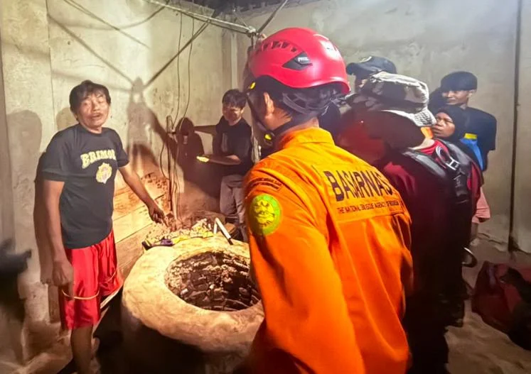 Basarnas Banten mengevakuasi warga yang jatuh ke sumur di Desa Sentul, Kabupaten Serang, menggunakan teknik penyelamatan HART.
