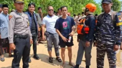Tim SAR gabungan mengevakuasi bocah korban terseret ombak di Pantai Tajungan Sampang