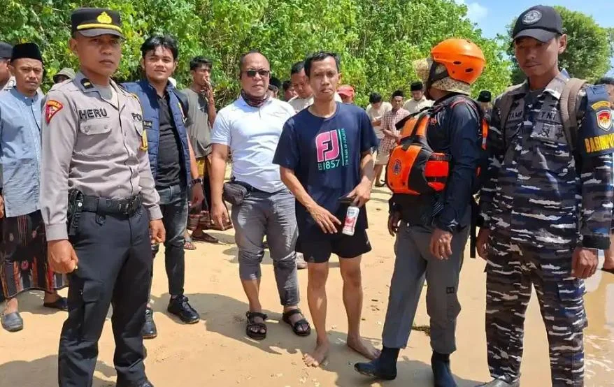 Tim SAR gabungan mengevakuasi bocah korban terseret ombak di Pantai Tajungan Sampang