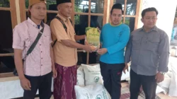 Penyaluran bantuan bibit jagung hibrida kepada kelompok tani di Kecamatan Giligenting Kabupaten Sumenep