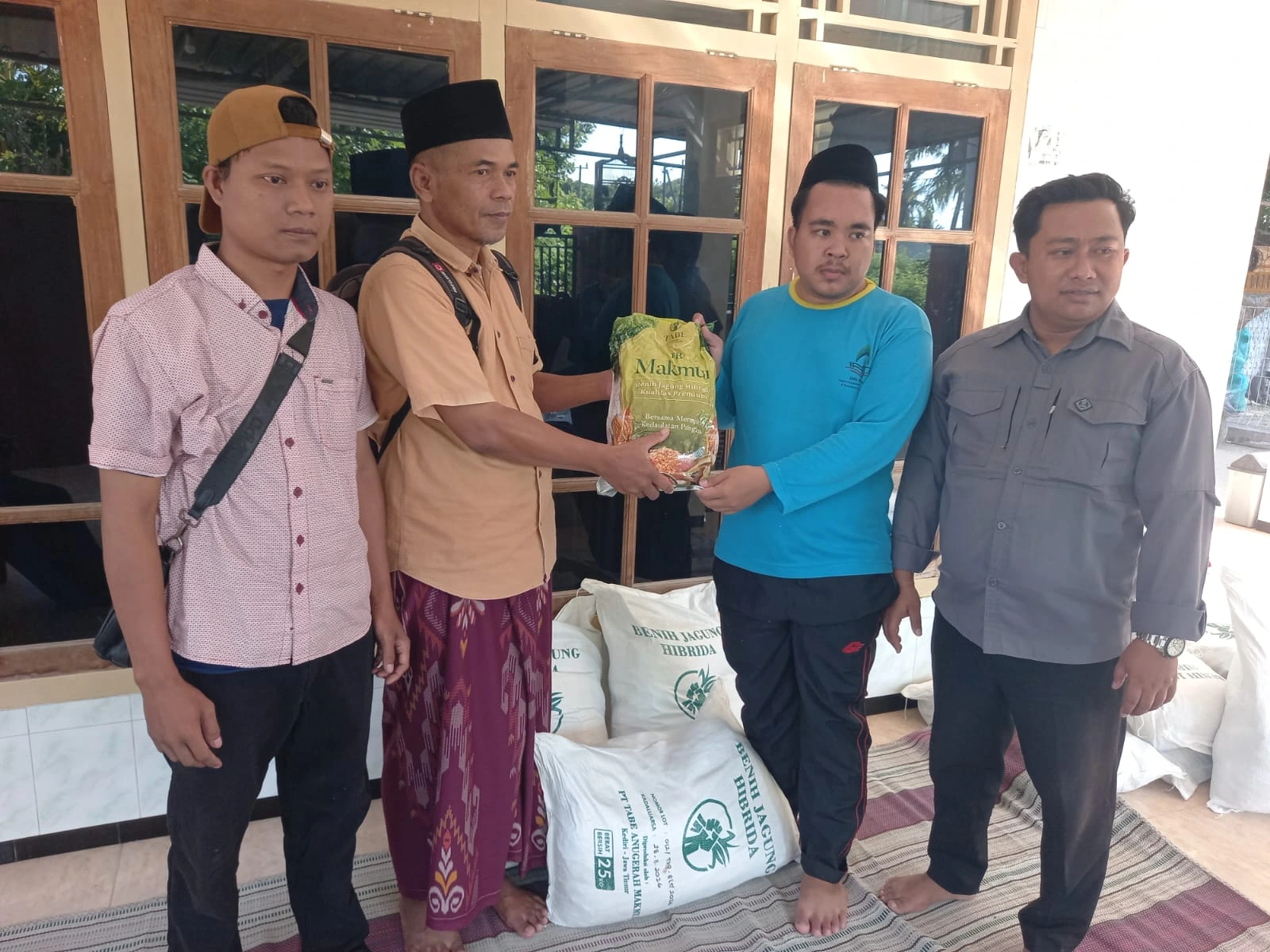 Penyaluran bantuan bibit jagung hibrida kepada kelompok tani di Kecamatan Giligenting Kabupaten Sumenep
