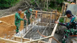 Dandim Sumenep memantau proses pengecoran pondasi Jembatan Perintis Garuda di Desa Ambunten Tengah
