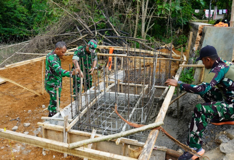Dandim Sumenep memantau proses pengecoran pondasi Jembatan Perintis Garuda di Desa Ambunten Tengah