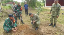 Dandim Sumenep tanam pohon mangga di KDKMP Manding untuk dukung ekonomi desa berkelanjutan