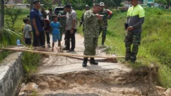 Dandim 0827/Sumenep Letkol Inf Citra Persada meninjau lokasi pembangunan Jembatan Garuda di Desa Jambu, Kecamatan Lenteng, Kabupaten Sumenep