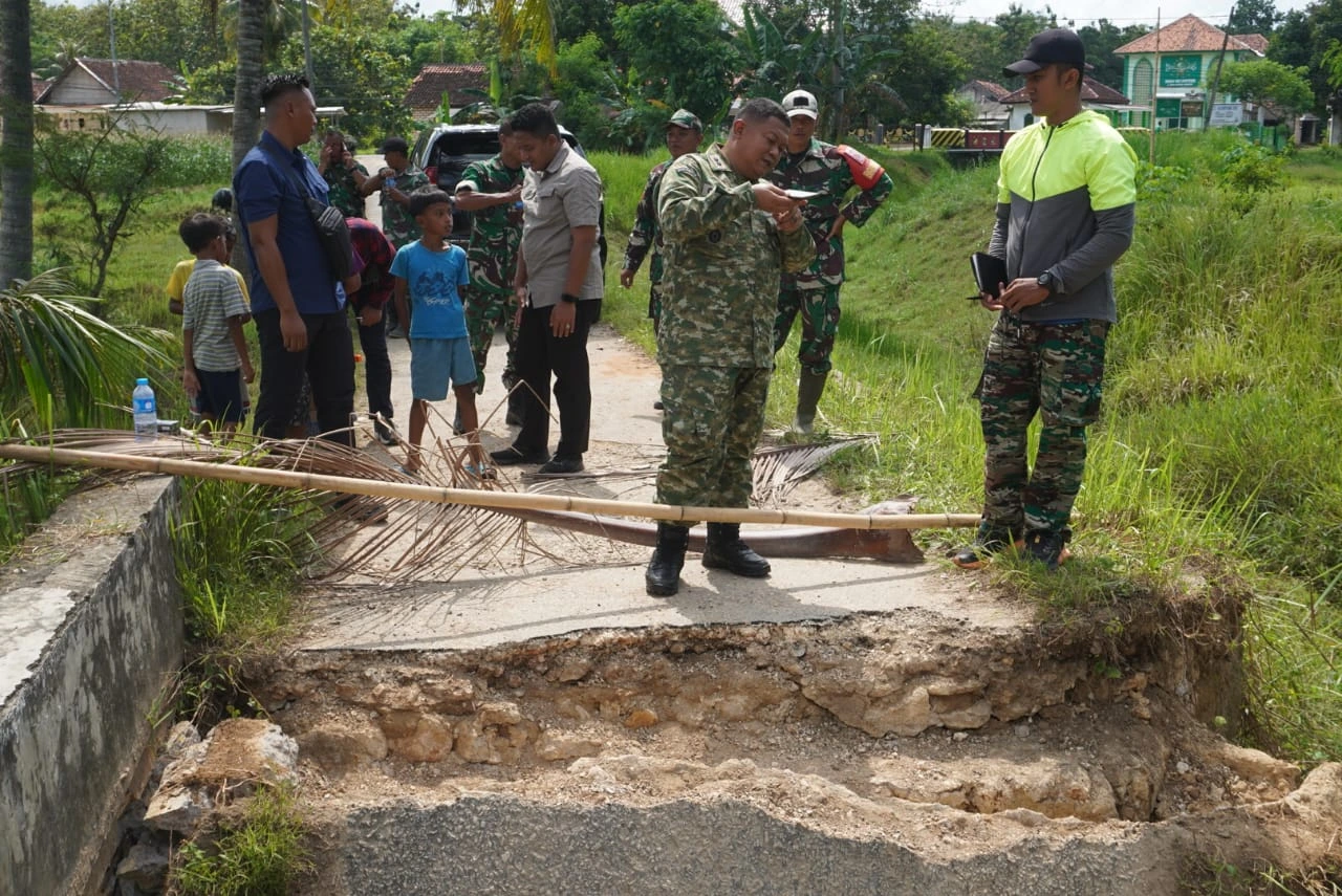 Dandim 0827/Sumenep Letkol Inf Citra Persada meninjau lokasi pembangunan Jembatan Garuda di Desa Jambu, Kecamatan Lenteng, Kabupaten Sumenep
