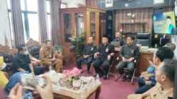 Tim Disdukcapil Sumenep bersama Diskominfo dan Pengadilan Agama melakukan studi tiru terkait kebijakan penundaan layanan administrasi kependudukan di Surabaya