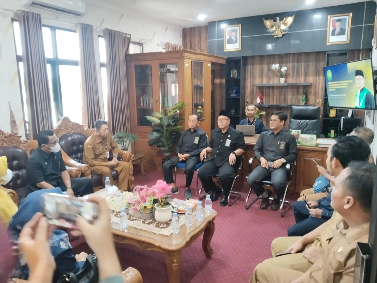 Tim Disdukcapil Sumenep bersama Diskominfo dan Pengadilan Agama melakukan studi tiru terkait kebijakan penundaan layanan administrasi kependudukan di Surabaya