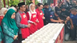 Festival Berkah Royco di Pamekasan membagikan 5.000 porsi makanan gratis kepada ribuan warga di Taman Arek Lancor.