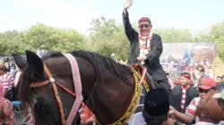Wabup Sumenep KH Imam Hasyim menyaksikan penampilan atraktif Jaran Serek pada Festival Jaran Serek 2026 di GOR Pangligur