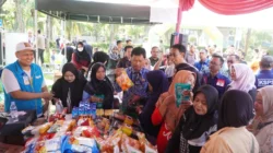 Warga Cirebon antre membeli sembako murah dalam Gerakan Pangan Murah saat Hari Buruh 2026