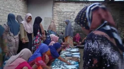 Pedagang ikan di Pasar Tangsi Giligenting Sumenep menjual ikan dengan harga murah akibat pembeli sepi dan pasokan melimpah