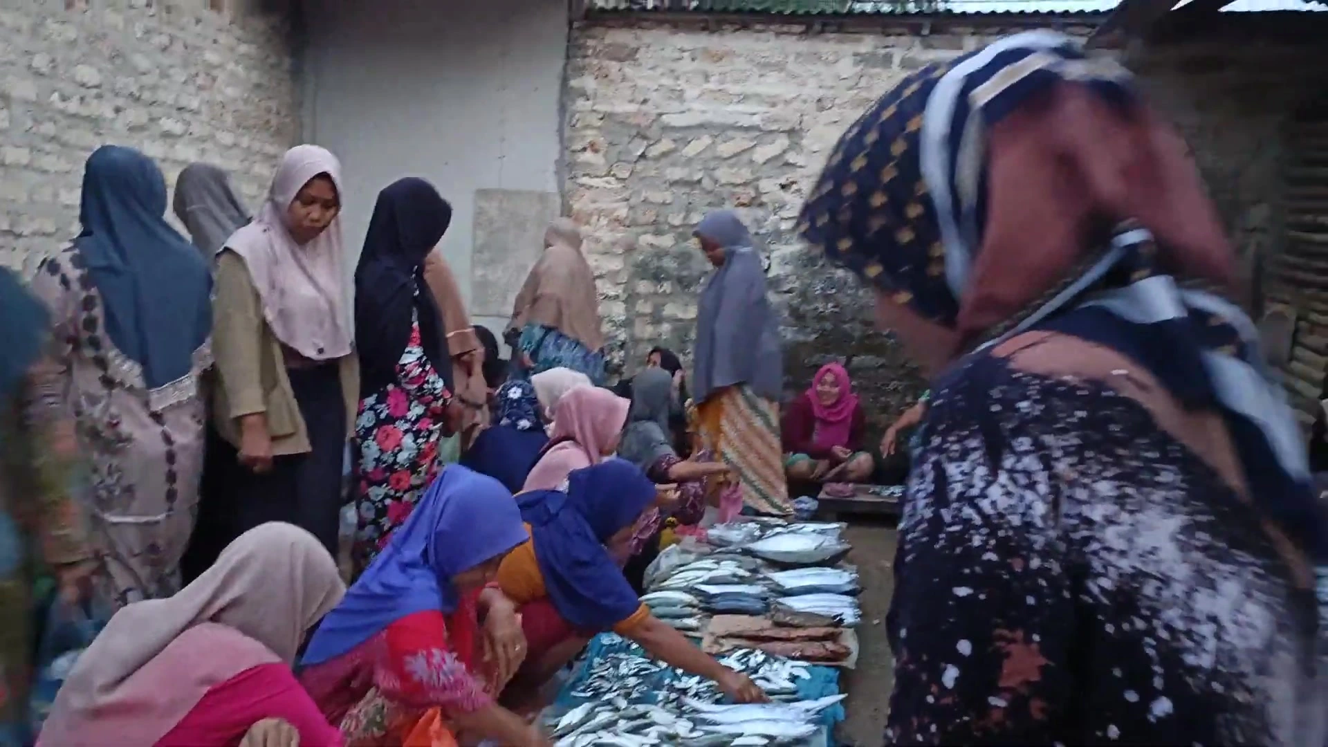 Pedagang ikan di Pasar Tangsi Giligenting Sumenep menjual ikan dengan harga murah akibat pembeli sepi dan pasokan melimpah