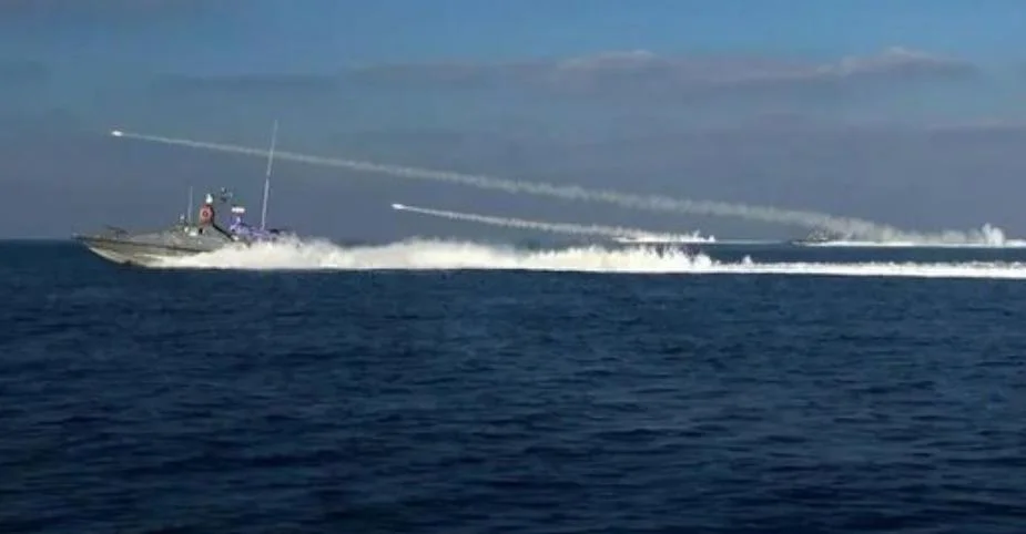 Militer Iran meluncurkan serangan rudal dan drone ke kapal AS di Selat Hormuz Iran Serang Kapal Militer AS di Selat Hormuz, Ketegangan Timur Tengah Memanas