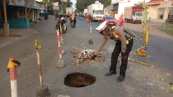 Kondisi jalan berlubang di jalur Pantura Suboh Situbondo yang membahayakan pengendara dan memicu pengaturan lalu lintas