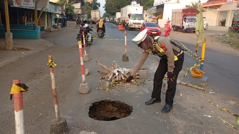 Kondisi jalan berlubang di jalur Pantura Suboh Situbondo yang membahayakan pengendara dan memicu pengaturan lalu lintas