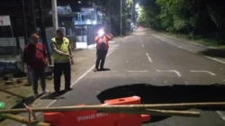 Kondisi jalan amblas di Jalan Raya Lenteng Agung arah Depok, Jagakarsa, Jakarta Selatan