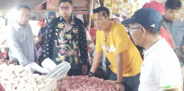 TPID Sumenep memantau harga sembako dan stok kebutuhan pokok di Pasar Anom menjelang Idul Adha 1447 Hijriah