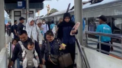 Suasana penumpang kereta api di Stasiun Cirebon saat libur panjang Kenaikan Isa Almasih 2026