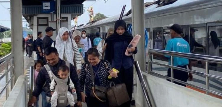 Suasana penumpang kereta api di Stasiun Cirebon saat libur panjang Kenaikan Isa Almasih 2026