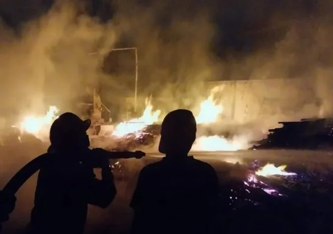 Kebakaran gudang kayu dan toko bangunan UD Berkah di Pasean Pamekasan menyebabkan kerugian miliaran rupiah