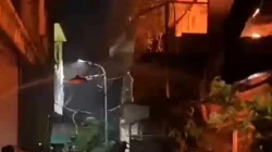 Petugas damkar memadamkan kebakaran rumah di Sawahan Surabaya yang menewaskan dua orang akibat dugaan korsleting listrik