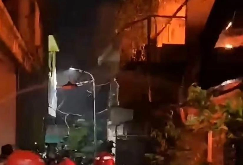 Petugas damkar memadamkan kebakaran rumah di Sawahan Surabaya yang menewaskan dua orang akibat dugaan korsleting listrik