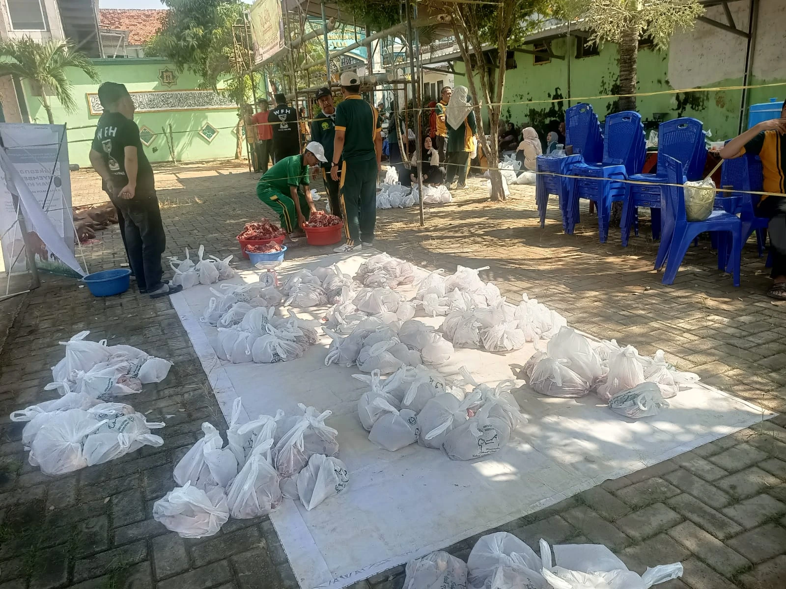 Pembagian daging kurban Kemenag Sumenep kepada masyarakat