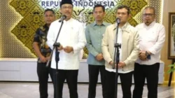 Menteri Sosial Saifullah Yusuf membahas bantuan pascabencana untuk Aceh Sumbar dan Sumut di Kantor Kemensos