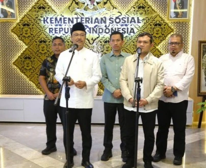Menteri Sosial Saifullah Yusuf membahas bantuan pascabencana untuk Aceh Sumbar dan Sumut di Kantor Kemensos