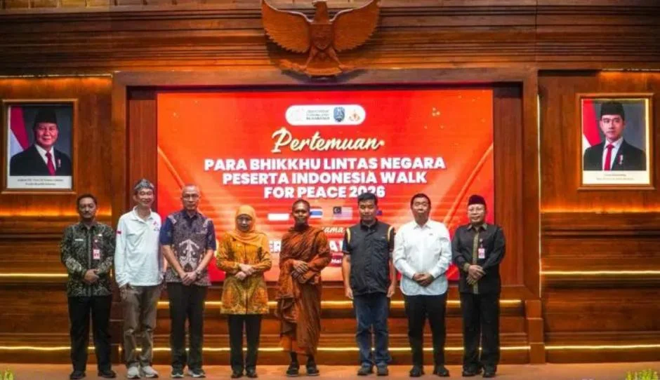Khofifah menerima rombongan Bhikkhu Thudong Walk for Peace 2026 di Grahadi Surabaya