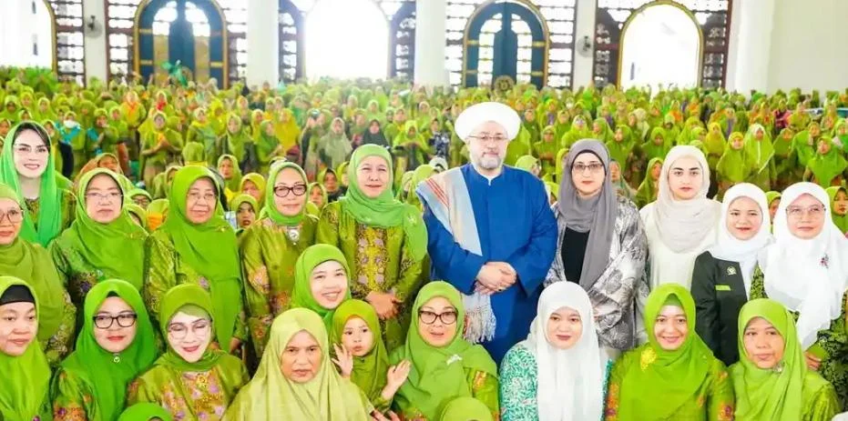 Khofifah Indar Parawansa saat menghadiri Harlah ke-80 Muslimat NU di Masjid Al Akbar Surabaya