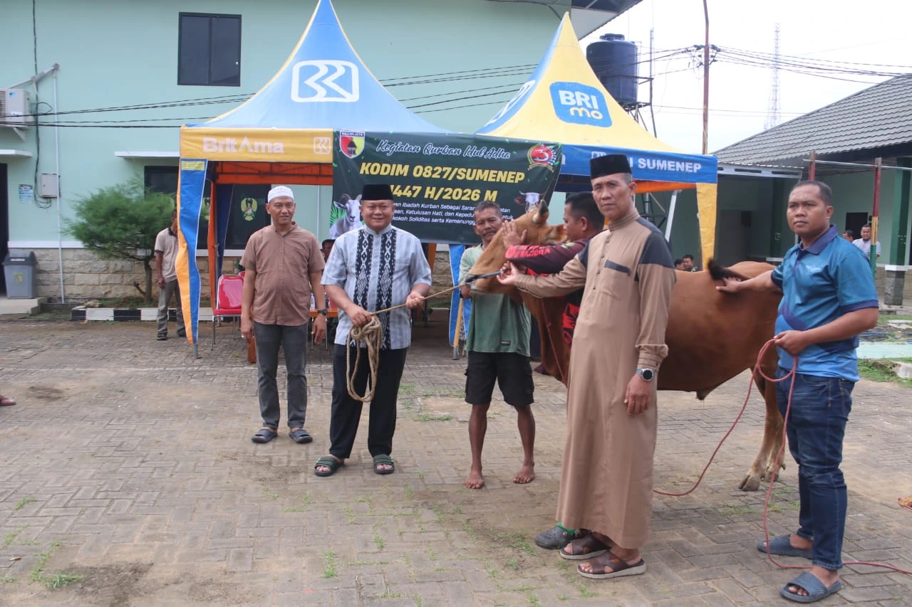 Dandim 0827 Sumenep menyerahkan sapi kurban Iduladha 1447 H kepada panitia penyembelihan di Makodim Sumenep