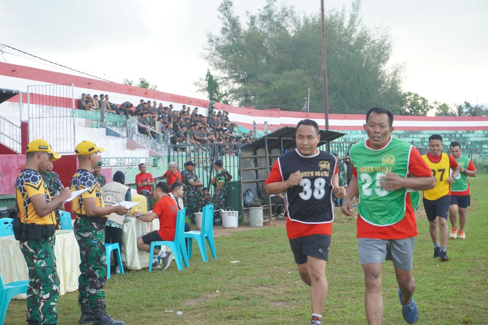 Prajurit TNI Kodim 0827 Sumenep menjalani tes kesemaptaan jasmani 2026 di stadion dan kolam renang